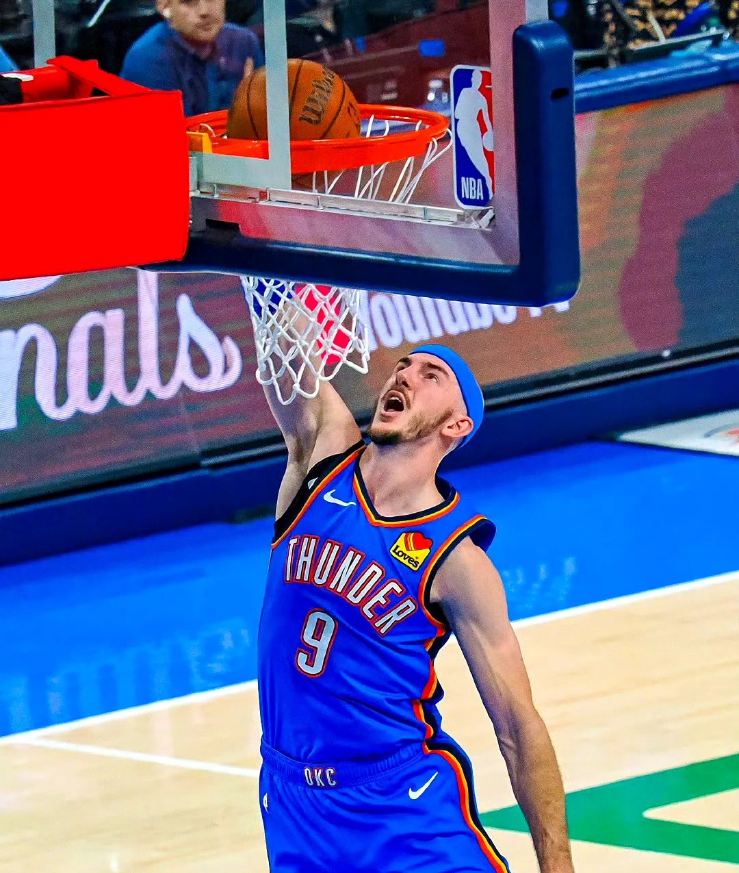 俄克拉荷马雷霆迎社区盾关键赛；转会期队长鼓劲；底气十足；临场指挥获称赞(俄克拉荷马城在美国哪里)