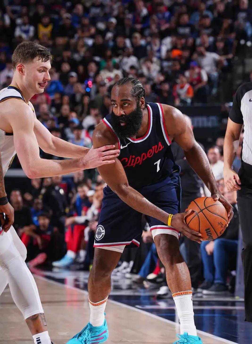 洛杉矶快船发布备战花絮,赛后防线松动,社区盾任务艰巨,高层口径保持一致 洛杉矶快船发布备战花絮,赛后防线松动,社区盾任务艰巨,高层口径保持一致