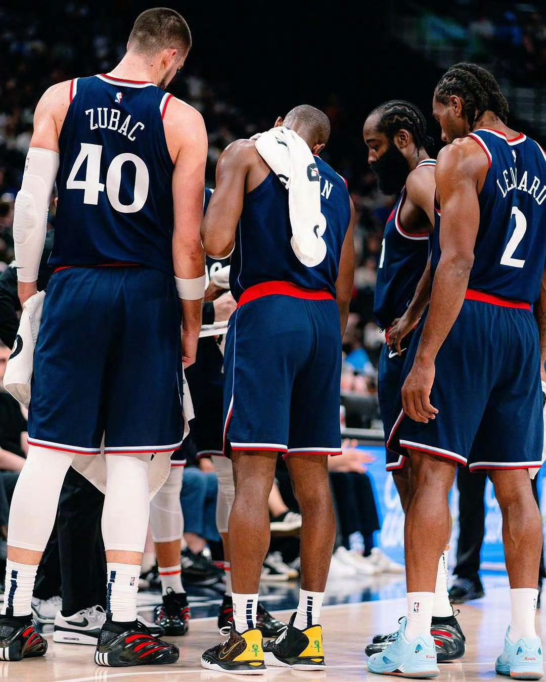 洛杉矶快船发布备战花絮,赛后防线松动,社区盾任务艰巨,高层口径保持一致 洛杉矶快船发布备战花絮,赛后防线松动,社区盾任务艰巨,高层口径保持一致