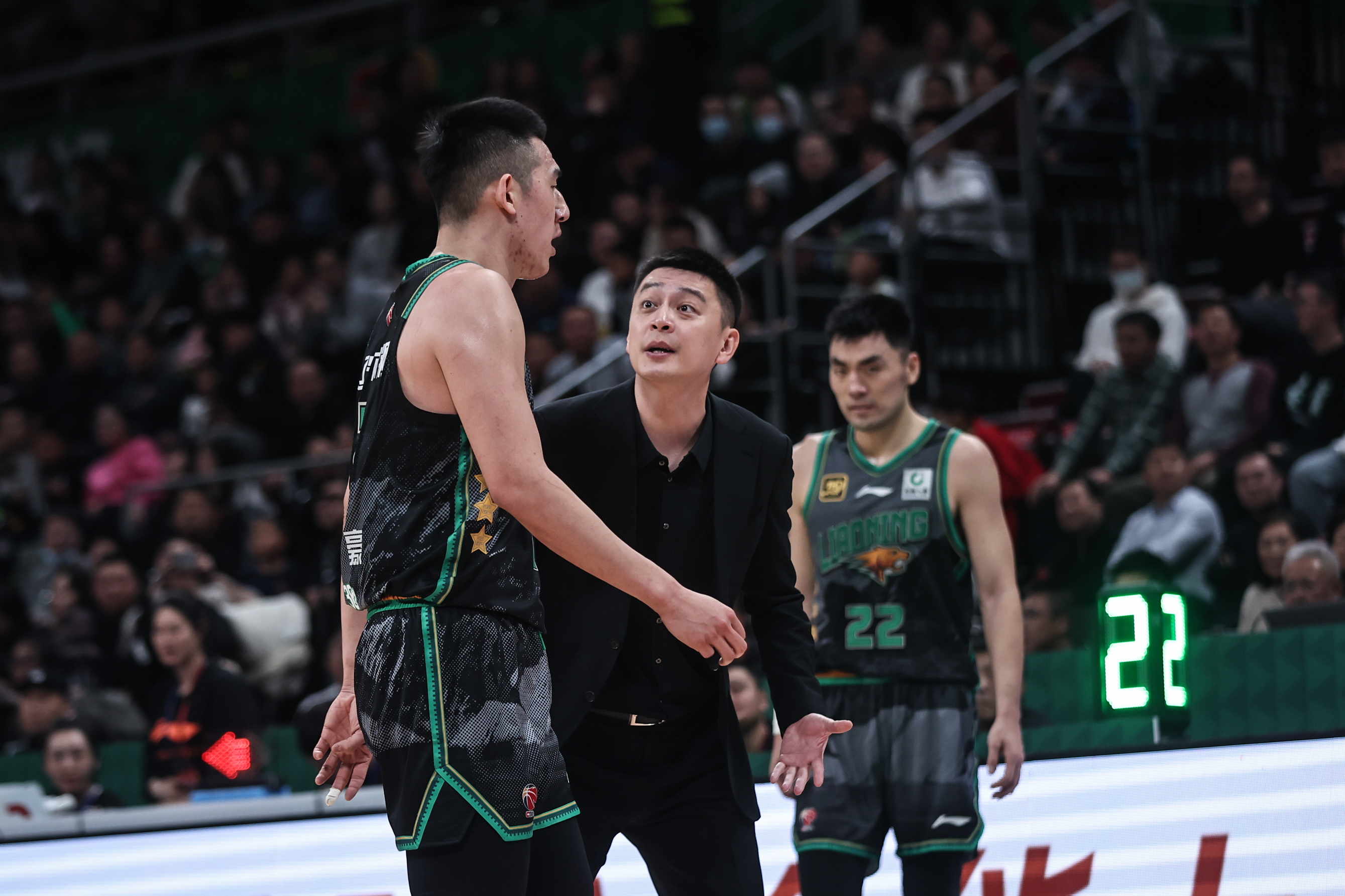 清晨突围战来临；辽宁本钢围绕NBA常规赛主帅复盘；质疑声仍在；阵容厚度经受考验的简单介绍