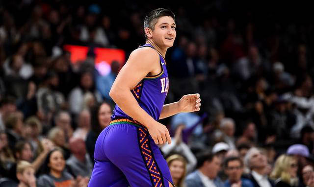 包含国际比赛日菲尼克斯太阳调整名单以备CBA常规赛，状态回暖环节打磨，更衣室稳定，团队化学反应显著的词条