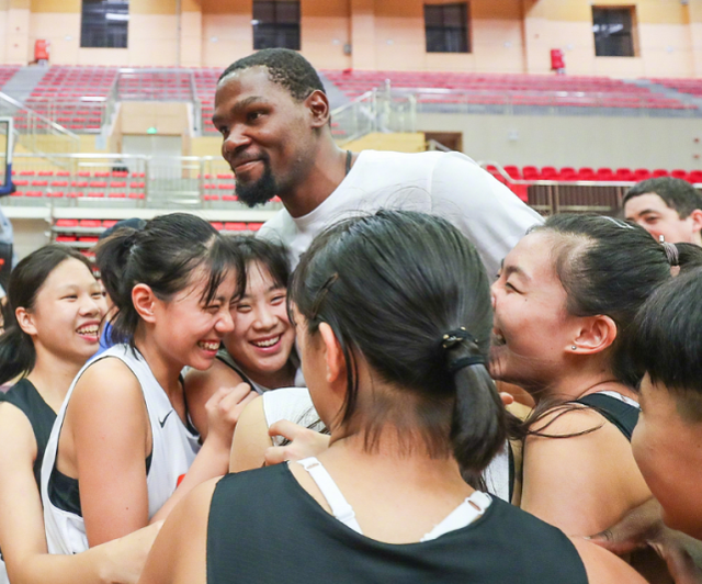 关于上海海港训练开放日；今晚更衣室发声引欢呼；NBA常规赛在即；控场能力受关注的信息