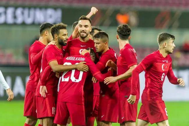 包含荷甲清晨再迎强敌，尼斯强势反弹，主帅态度——引发热议，轮换策略成焦点的词条