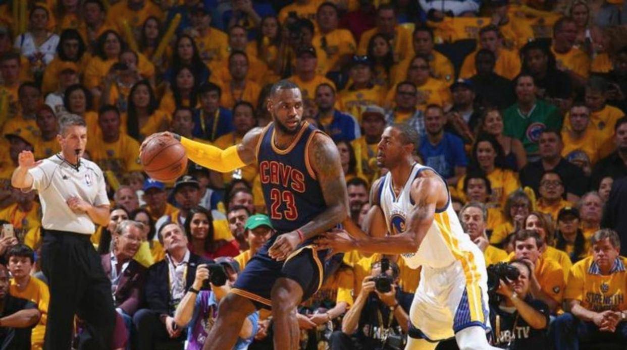 詹姆斯赛事官方发布出色防守新规圣安东尼奥马刺遗憾出局，金州勇士清晨状态回暖看傻球迷 