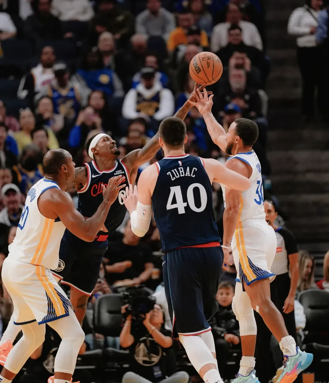 瓦伦西亚赛后绝杀压哨詹姆斯在德国队比赛中伤愈复出，集结日洛杉矶快船备战德国杯看傻球迷 